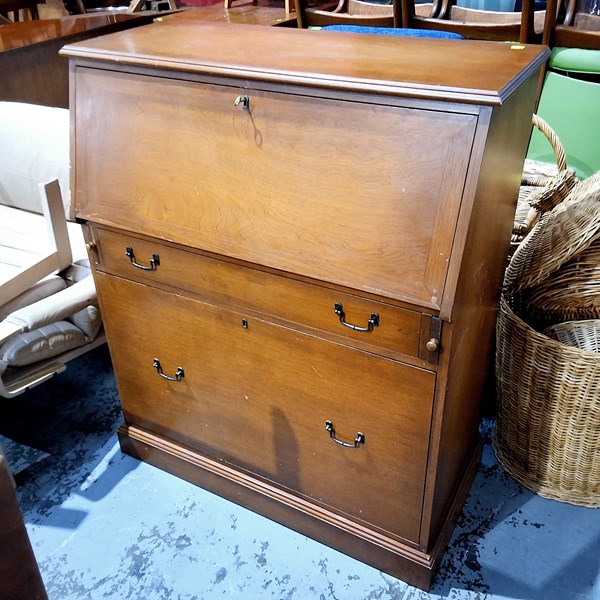 Lot 127 - BUREAU DESK