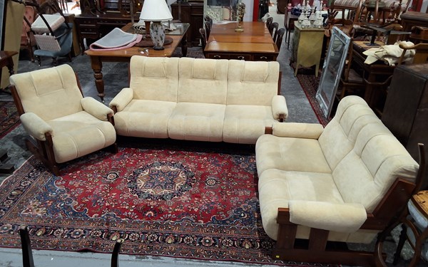 Lot 256 - LOUNGE SUITE