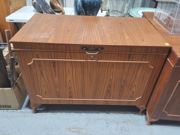 Lot 304 - BLANKET BOX