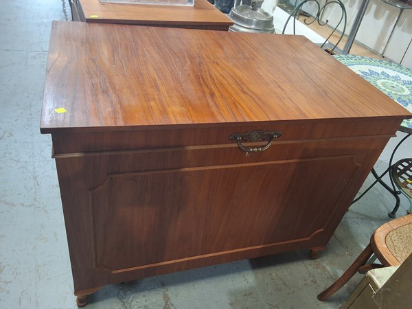 Lot 329 - BLANKET BOX