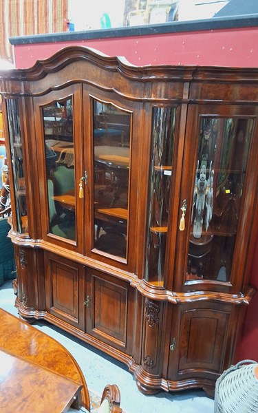 Lot 56 - DISPLAY CABINET