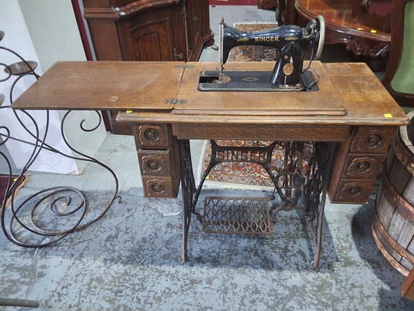 Lot 236 - SEWING MACHINE