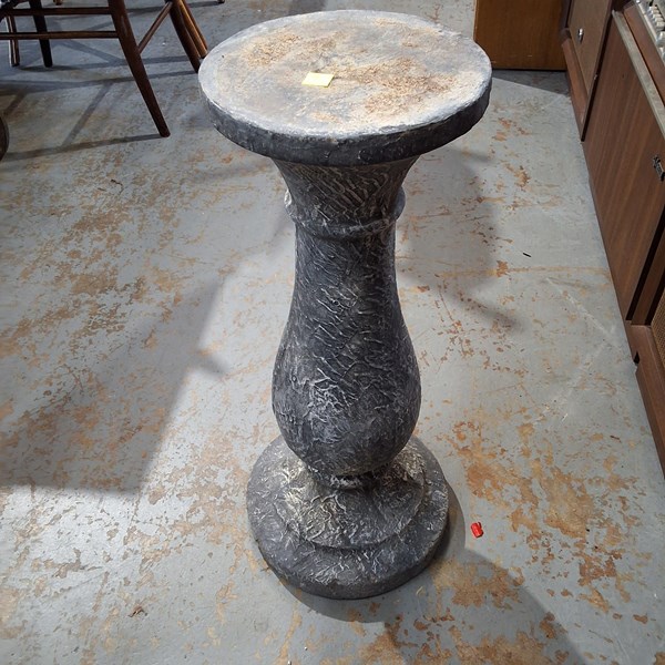 Lot 331 - PEDESTAL