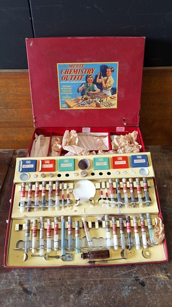 Lot 1423 - CHILDRENS CHEMISTRY TOY KIT