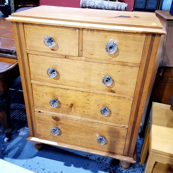 Lot 314 - CHEST OF DRAWERS