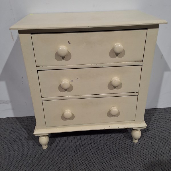 Lot 552 - CHEST OF DRAWERS