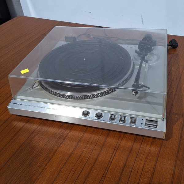 Lot 5 - TURNTABLE