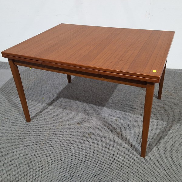 Lot 426 - DINING TABLE