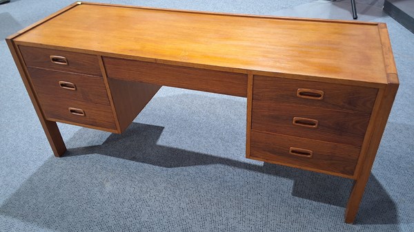 Lot 430 - DESK