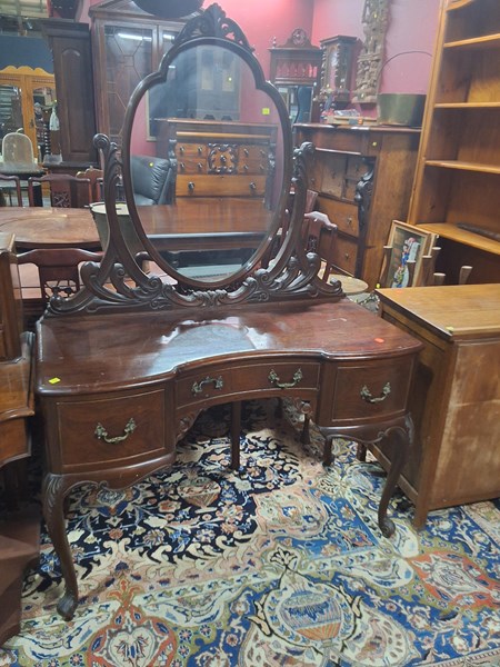 Lot 146 - DRESSING TABLE