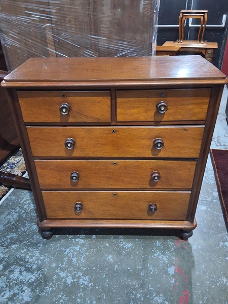 Lot 84 - CHEST OF DRAWERS