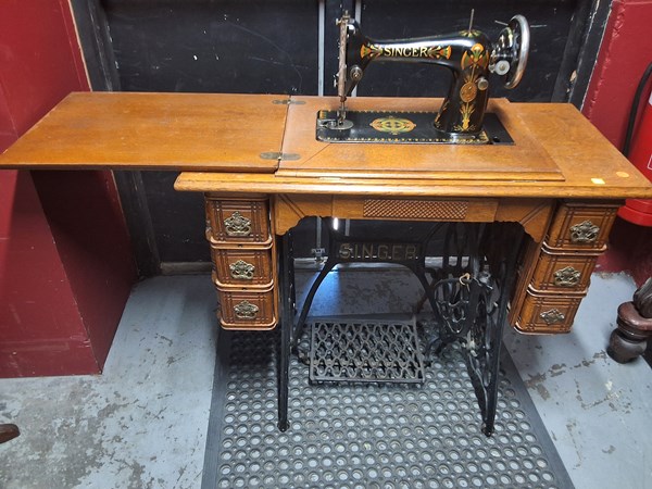 Lot 107 - SEWING MACHINE