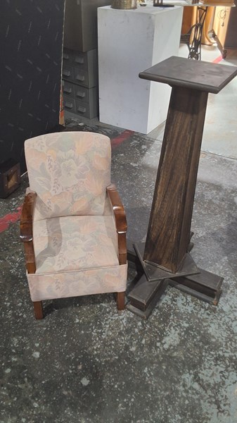 Lot 197 - PEDISTAL AND CHAIR