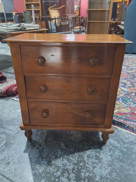 Lot 195 - CHEST OF DRAWERS