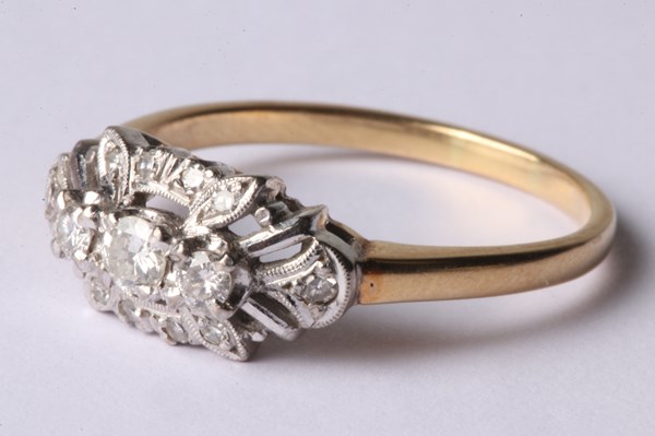 Lot 1004 - GOLD & DIAMOND RING