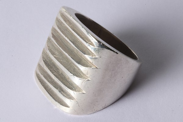 Lot 1121 - MODERNIST RING