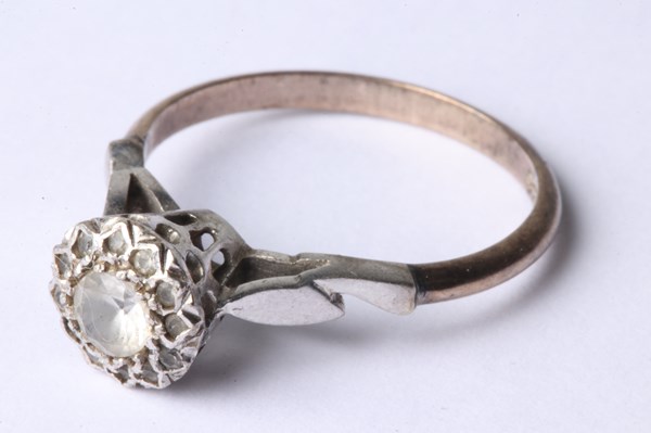 Lot 1002 - GOLD RING