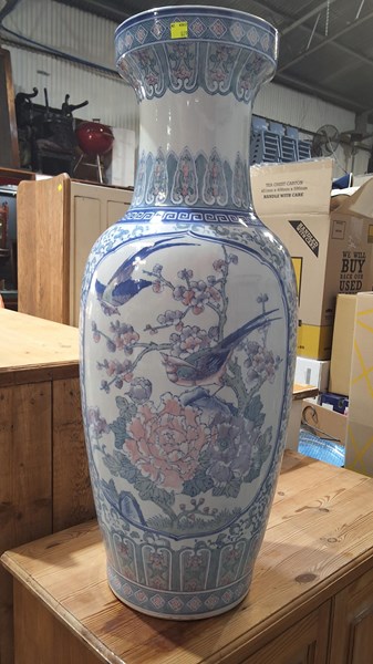 Lot 303 - VASE