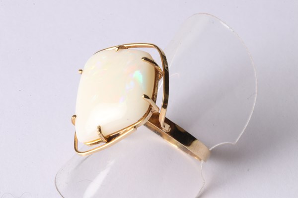 Lot 1003 - GOLD OPAL RING