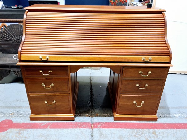 Lot 422 - DESK