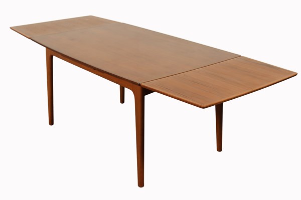 Lot 103 - EXTENSION DINING TABLE