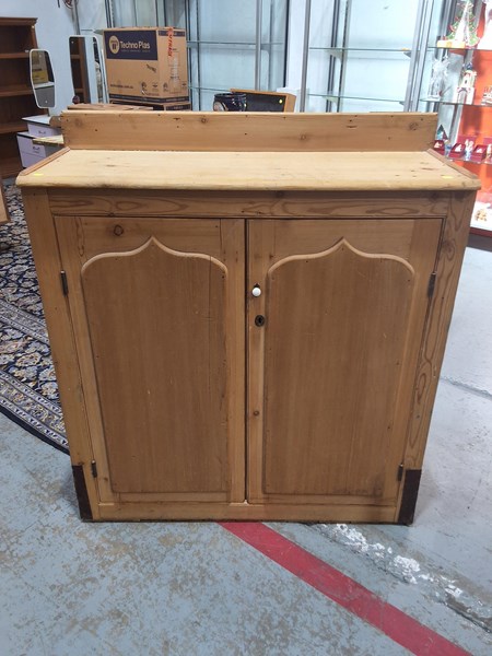 Lot 265 - CUPBOARD