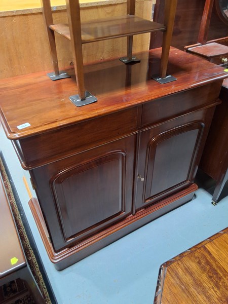 Lot 364 - SIDEBOARD