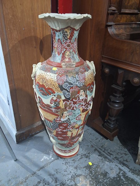 Lot 37 - VASE