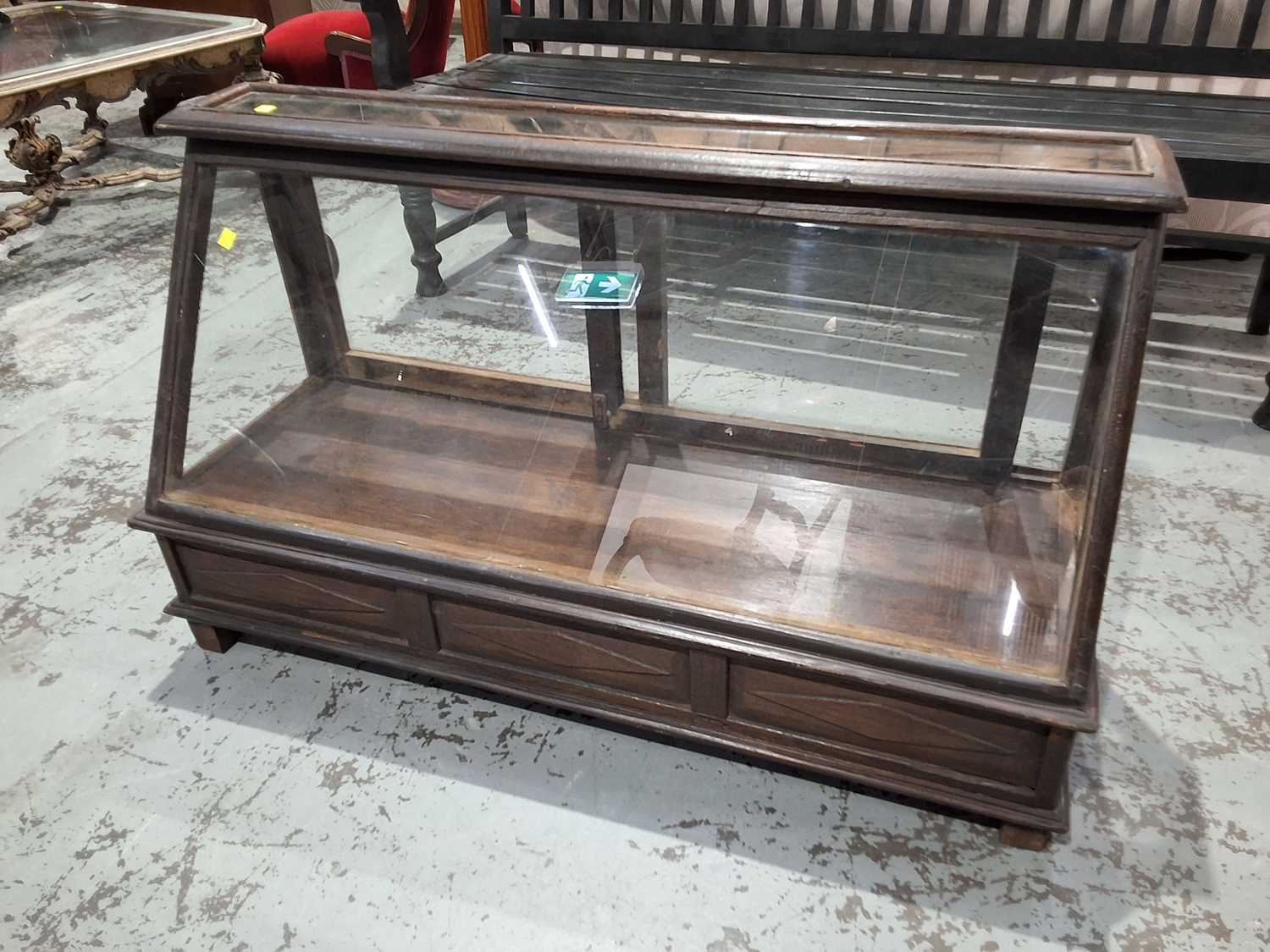 Lot 15 - DISPLAY CABINET