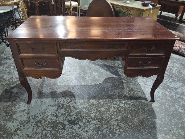 Lot 234 - DESK