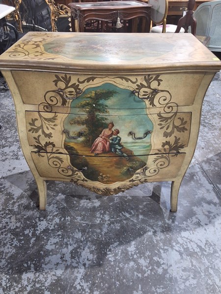 Lot 204 - CHEST OF DRAWERS