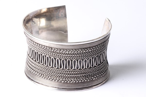 Lot 1009 - SILVER BRACELET