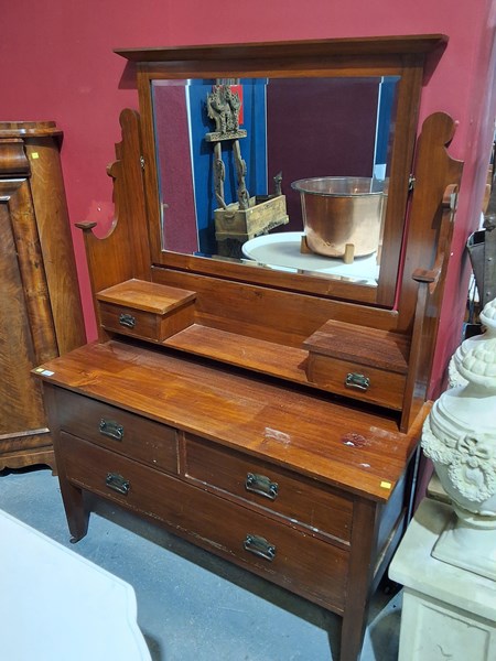 Lot 289 - DRESSING TABLE