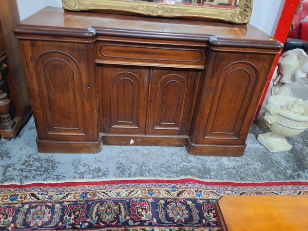 Lot 219 - SIDEBOARD