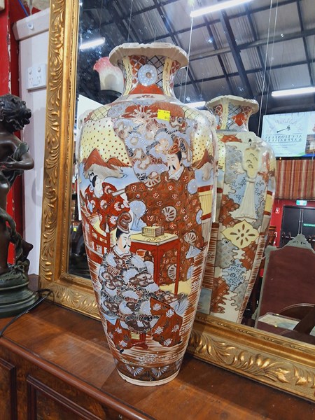 Lot 220 - VASE