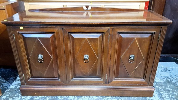 Lot 428 - SIDEBOARD