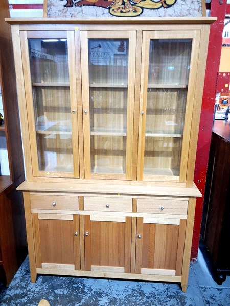 Lot 1 - DISPLAY CABINET