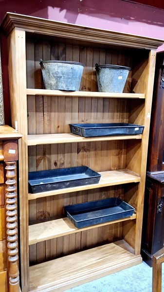 Lot 156 - BOOKSHELF