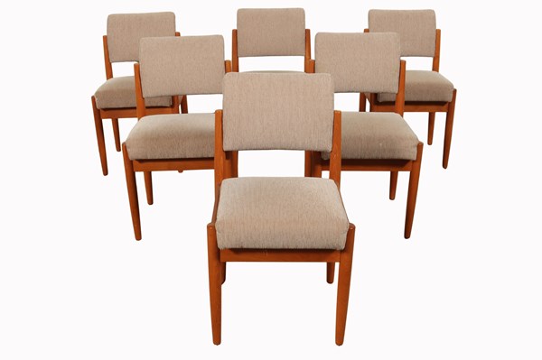 Lot 104 - SET OF DINING CHAIRS