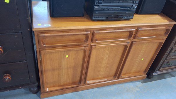 Lot 280 - SIDEBOARD