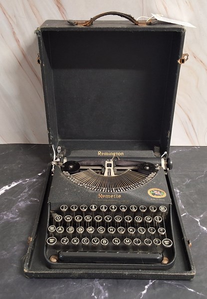 Lot 1428 - VINTAGE TYPEWRITER