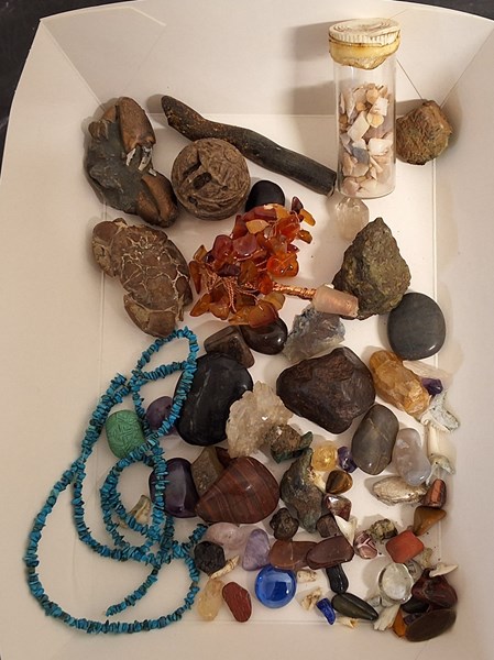 Lot 1385 - GEMSTONES & FOSSILS