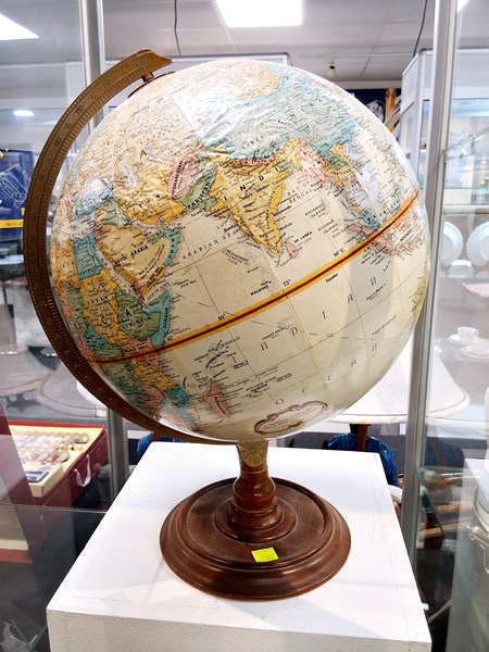 Lot 1409 - WORLD GLOBE