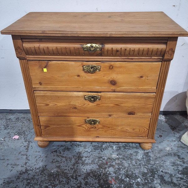 Lot 404 - CHEST OF DRAWERS