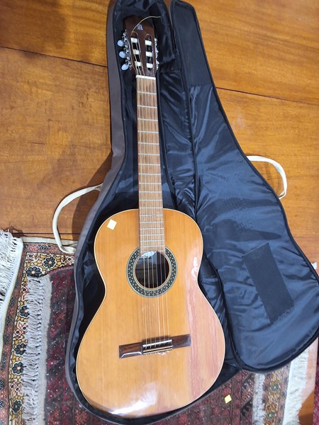 Lot 1418 - GUITAR