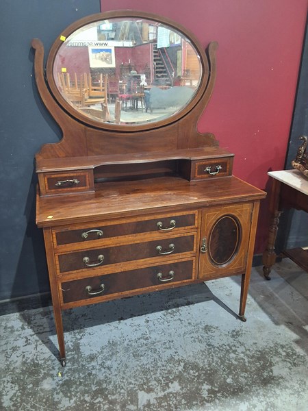 Lot 159 - DRESSING TABLE