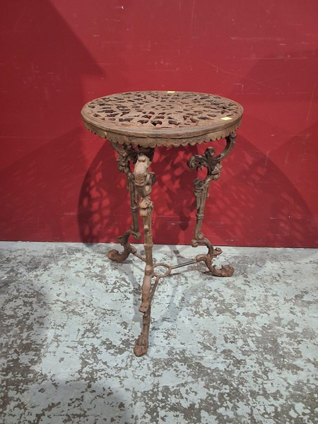 Lot 132 - TABLE