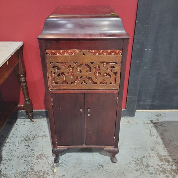 Lot 230 - CABINET GRAMAPHONE