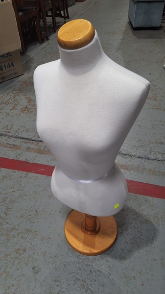 Lot 400 - MANNEQUIN