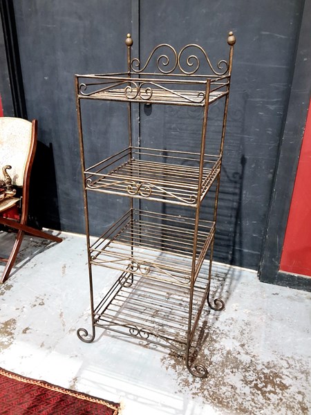 Lot 137 - BAKERS RACK